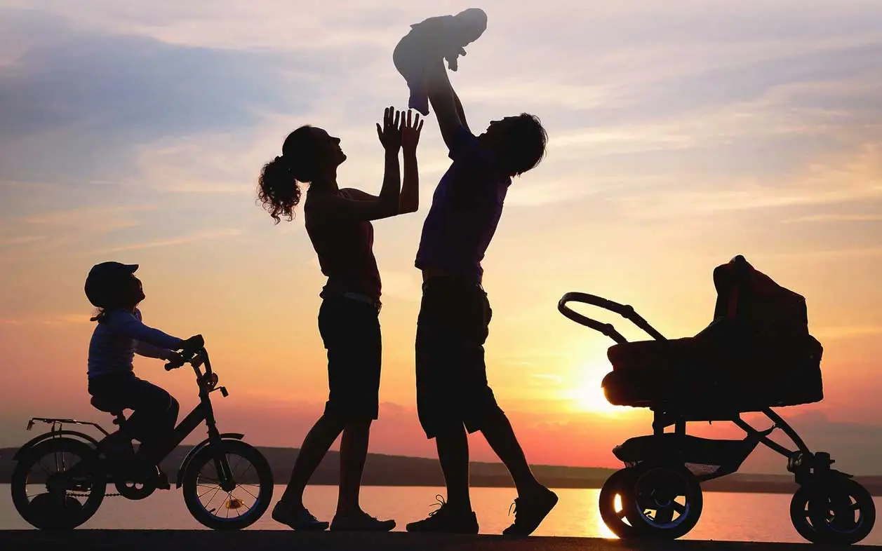 Famiglia serena al tramonto — C.A.T. Sistemi di Sicurezza, impianti di sicurezza a Torino