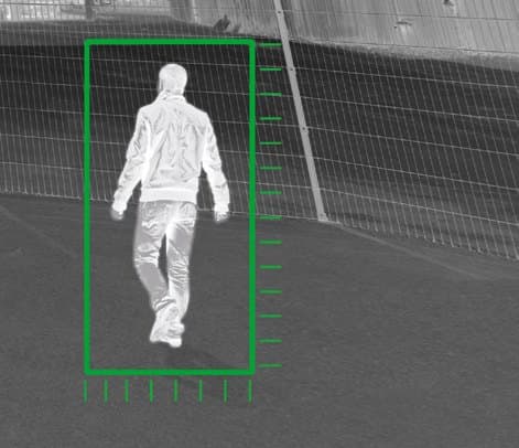 Immagine termica lungo una recinzione: l’analisi video riquadra la persona e fa scattare l’allarme
